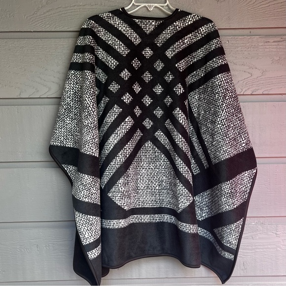 IKE BEHAR BLACK PONCHO OPEN FRONT SHAWL SWEATER CAPE ONE SIZE - Picture 4 of 10